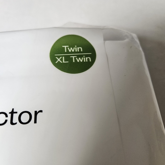 Room Essentials‎ Zippered Mattress Protector Size Twin - Picture 2 of 4